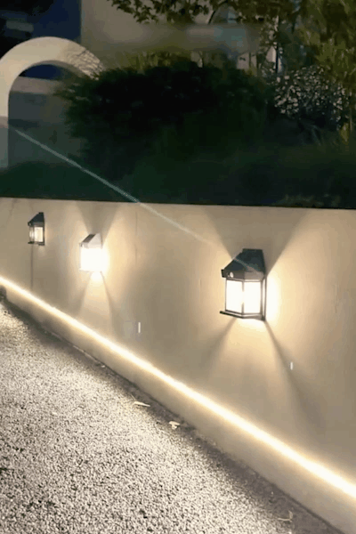 L'applique solaire s'allume au passage d'une personne